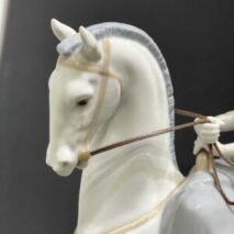 リヤドロ 白い馬の少女 陶器フィギュリン、リヤドロ2体、グッチ、ルイヴィトンの オールドヴィンテージのバッグ、ウェッジウッド等の陶磁器類