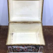 1800年代のカポディモンテスタイル宝石箱、アンティークのドレスデン社製、 カップ＆ソーサー、100年前のリモージュ窯製ディナーセット50点、大量の陶磁器類