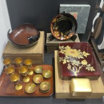 「木地漆塗金高蒔絵牡丹図五段重」「時代物漆塗菓子器」「玉虫塗 硯箱」「時代物漆塗金高蒔絵馬上杯・盃その他秀衡塗各種、和陶器大量」