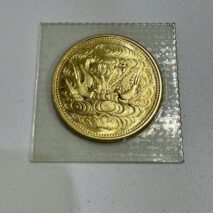 「K18 金杯」「天皇陛下御在位60年記念10万円純金金貨 １万円純銀銀貨」「徳力純金小判」「田中貴金属製 記念純金純銀メダル」「カナダモントリオールオリンピック記念銀製メダル」「MAPPIN&WEBB カトラリー61点セット、ポット等の銀器」