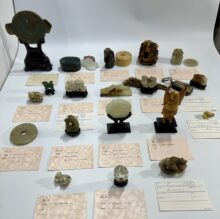 「中国骨董 明代 白玉龍刻印章」「中国骨董 漢代古翡翠獣型提物」「中国骨董 清代 乾隆御製款 粉彩寿星図花瓶一対」「中国骨董 宋代 古翡翠硯屏、和田玉の置物や印材等」「中国美術 春画」「京焼や美濃織部、九谷焼の茶碗、茶入などの茶道具」「椅子セットやキャビネット、テーブル等の中国家具類」「JAL関連グッズ」「切手や古銭」