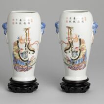 「中国骨董 明代 白玉龍刻印章」「中国骨董 漢代古翡翠獣型提物」「中国骨董 清代 乾隆御製款 粉彩寿星図花瓶一対」「中国骨董 宋代 古翡翠硯屏、和田玉の置物や印材等」「中国美術 春画」「京焼や美濃織部、九谷焼の茶碗、茶入などの茶道具」「椅子セットやキャビネット、テーブル等の中国家具類」「JAL関連グッズ」「切手や古銭」