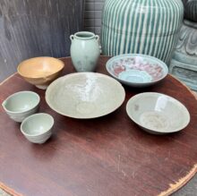 「高麗青磁 陽刻花弁紋菓子鉢」「高麗青磁 象嵌花弁紋鉢」「三和高麗焼 象嵌 柳水鳥紋 双耳花瓶」「高麗青磁 辰砂 鉢/高麗青磁 象嵌雲鶴紋煎茶碗・湯冷まし/李朝 魚屋茶碗」「朝鮮美術 螺鈿楽浪式紋様蓋器」「野口幽谷 罌粟花下猫図 掛軸」「垣内雲嶙/川端玉章 掛軸」「戦前のトランクや火鉢、オールド深川製磁、香蘭社等の陶磁器類、香炉や燭台などの仏具等」