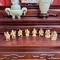「中国骨董 大明嘉靖年製款 色絵布袋唐子付立像」「玉山造 細密牙彫根付」「大清嘉慶年製款 色絵花瓶一対他色絵や染付の花瓶」「白磁観音像」「乾隆硝子、七宝、色絵等の鼻煙壺」「中国美術 飾棚、キャビネット、石天板花台やパーテーション等の家具類」