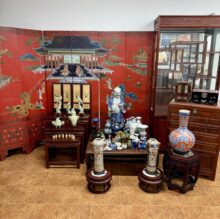 「中国骨董 大明嘉靖年製款 色絵布袋唐子付立像」「玉山造 細密牙彫根付」「大清嘉慶年製款 色絵花瓶一対他色絵や染付の花瓶」「白磁観音像」「乾隆硝子、七宝、色絵等の鼻煙壺」「中国美術 飾棚、キャビネット、石天板花台やパーテーション等の家具類」
