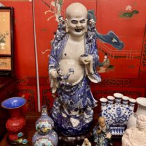 「中国骨董 大明嘉靖年製款 色絵布袋唐子付立像」「玉山造 細密牙彫根付」「大清嘉慶年製款 色絵花瓶一対他色絵や染付の花瓶」「白磁観音像」「乾隆硝子、七宝、色絵等の鼻煙壺」「中国美術 飾棚、キャビネット、石天板花台やパーテーション等の家具類」