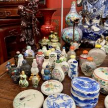 「中国骨董 大明嘉靖年製款 色絵布袋唐子付立像」「玉山造 細密牙彫根付」「大清嘉慶年製款 色絵花瓶一対他色絵や染付の花瓶」「白磁観音像」「乾隆硝子、七宝、色絵等の鼻煙壺」「中国美術 飾棚、キャビネット、石天板花台やパーテーション等の家具類」