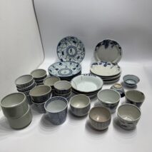 「[宮松 影水]作 巻菱湖書 黄楊 盛上 将棋駒[升田 幸三 名人 箱書」「明代 古染付 青花 葡萄文五寸皿他古染付皿」「初期伊万里他古伊万里蕎麦猪口や器」「大正-昭和期 氷コップ大量」「古瀬戸 馬の目皿や麦藁手、古根来の器など大量」「和洋陶磁器、バカラグラス数点等」