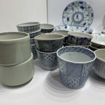 「[宮松 影水]作 巻菱湖書 黄楊 盛上 将棋駒[升田 幸三 名人 箱書」「明代 古染付 青花 葡萄文五寸皿他古染付皿」「初期伊万里他古伊万里蕎麦猪口や器」「大正-昭和期 氷コップ大量」「古瀬戸 馬の目皿や麦藁手、古根来の器など大量」「和洋陶磁器、バカラグラス数点等」