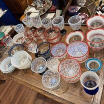 「[宮松 影水]作 巻菱湖書 黄楊 盛上 将棋駒[升田 幸三 名人 箱書」「明代 古染付 青花 葡萄文五寸皿他古染付皿」「初期伊万里他古伊万里蕎麦猪口や器」「大正-昭和期 氷コップ大量」「古瀬戸 馬の目皿や麦藁手、古根来の器など大量」「和洋陶磁器、バカラグラス数点等」