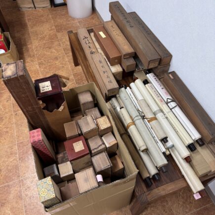 「満州国初代国務総理[ 鄭孝胥]筆 一行書 掛軸」「他中国掛軸多数」「山下 巌 早春] [山本 梅逸] [佐久間 象山 書][富岡 鉄斎 書 扁額]他日本画 書掛軸多数」「徳田 八十吉 彫文 江戸小紋花器」「九谷や備前等の陶器、陶磁器、絵画や置物等多数」