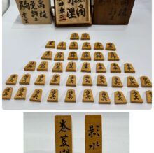 「[宮松 影水]作 巻菱湖書 黄楊 盛上 将棋駒[升田 幸三 名人 箱書」「明代 古染付 青花 葡萄文五寸皿他古染付皿」「初期伊万里他古伊万里蕎麦猪口や器」「大正-昭和期 氷コップ大量」「古瀬戸 馬の目皿や麦藁手、古根来の器など大量」「和洋陶磁器、バカラグラス数点等」