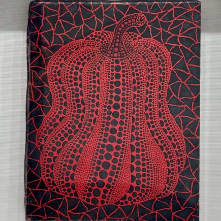 「草間 彌生 かぼちゃ アクリル画」「元永 定正 肉筆画」「平山 郁夫 素描」「田崎 広助 朱富士 油彩画」「宇治山哲平 油彩画」「柚木 沙弥郎 ガラス絵3点」「畦地 梅太郎 ガラス絵 版画」「芹沢銈介 微笑観音 肉筆画」「クロード・ワイズバッシュ 油彩画」その他絵画数点